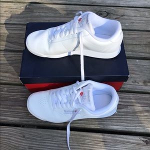 Womens white Reebok classic shoe 8.5 wide